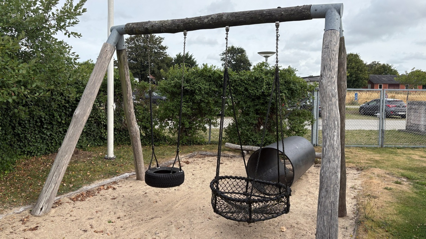 Gyngestativ i træ stående udenfor