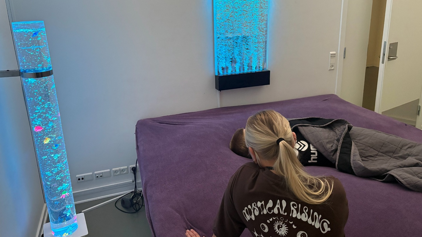 Ansat set fra ryggen i snoozlrum
