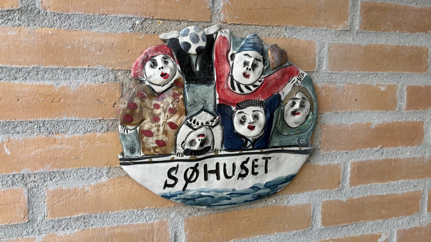 Skilt i keramik på husvæg